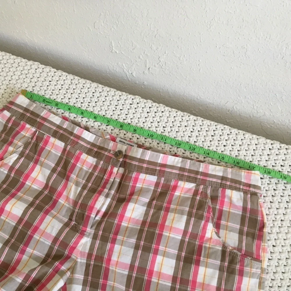 IZOD PERFORMX STRETCH GOLF SHORTS, WOMAN SIZE 14 TAN AND PINK.         (15) - Picture 2 of 6